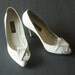 white 80s pumps with snakeskin pleat detail sz 5.5