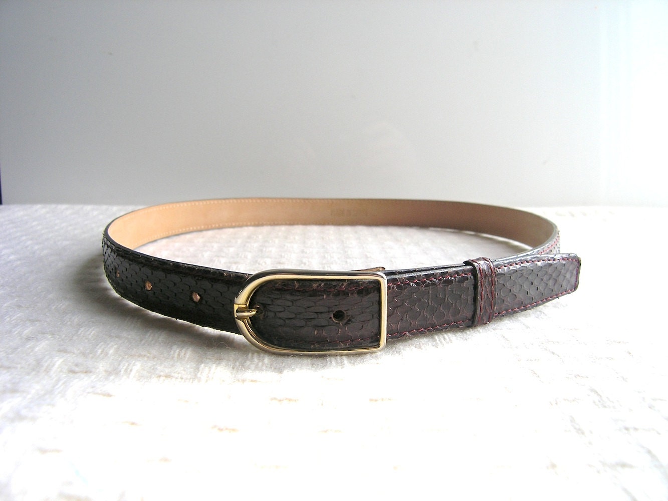 Snakeskin skinny belt - Manuel Herrero Madrid high end leather goods - size 75/30 - berry cordovan color gold buckle
