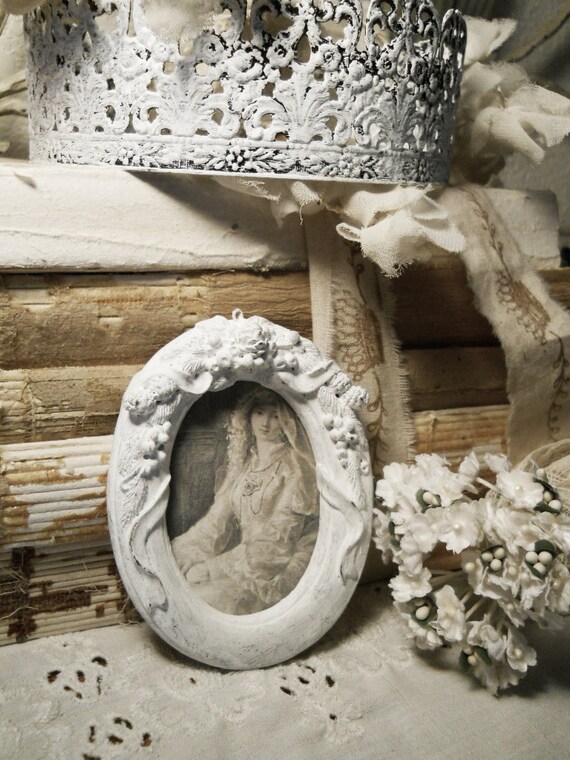 Shabby White Petite Oval Frame Le French Bride