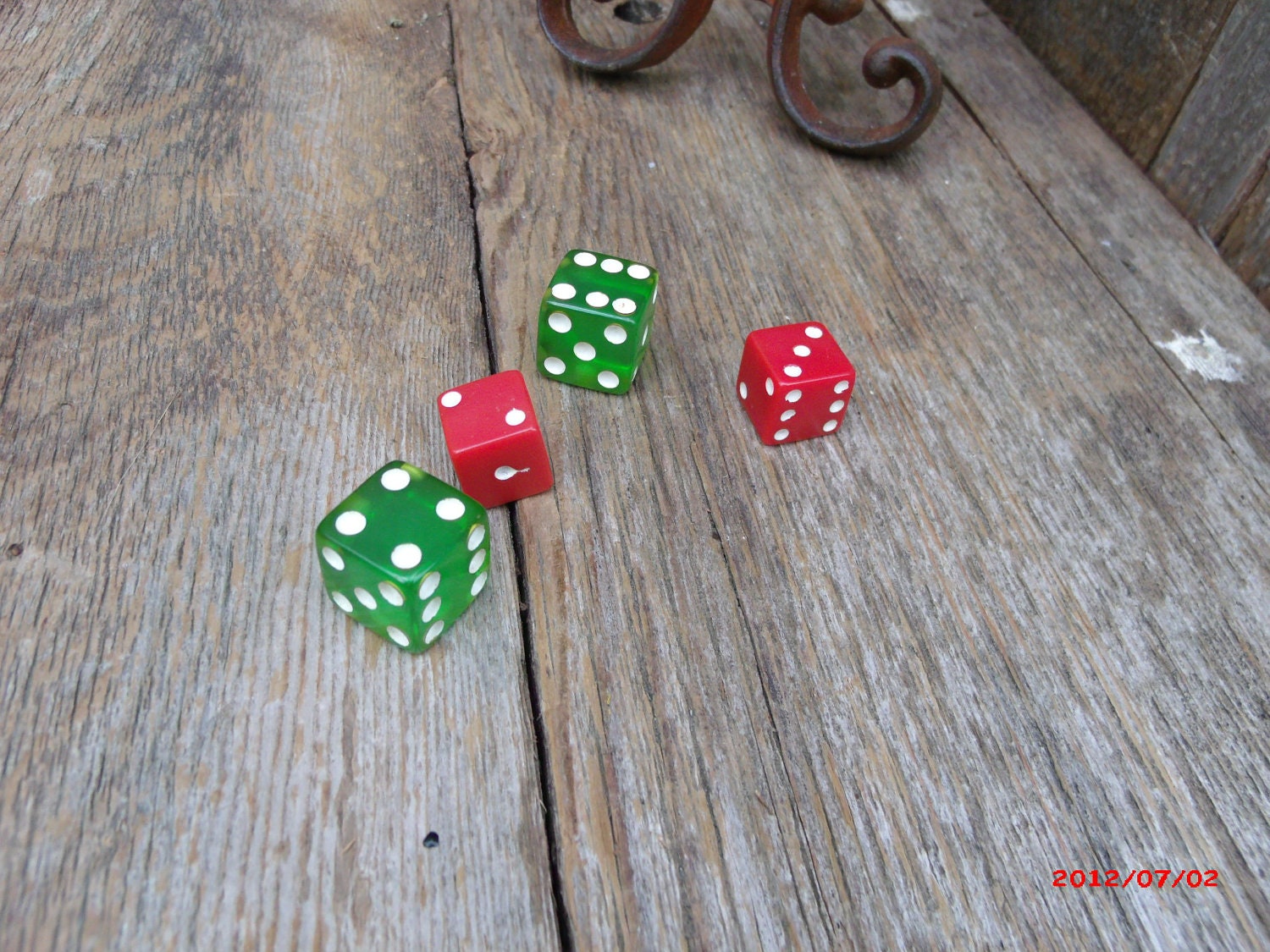 2 Vtg Green Bakelite Dice & 2 Red Plastic Dice