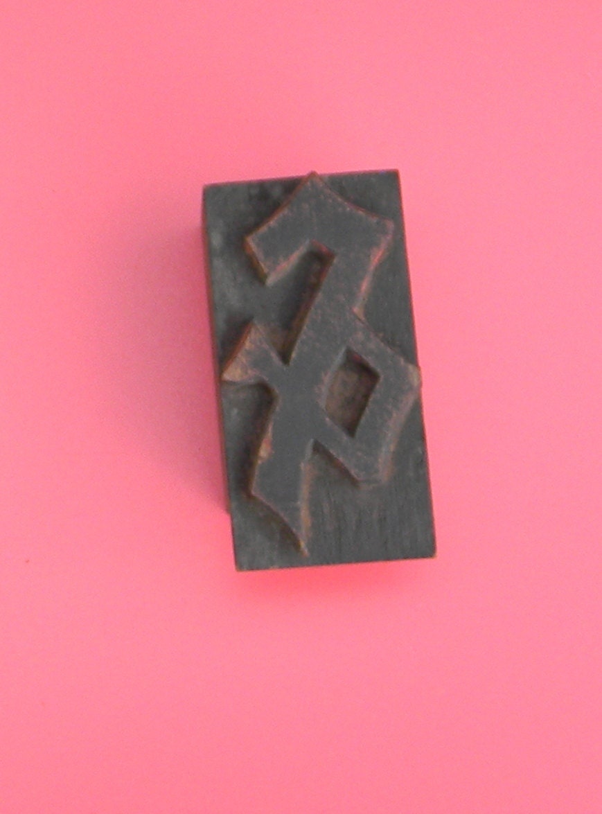 Hardwood letterpress Ampersand, &, free standing and 2 inches tall. Unusual rare font with drop.