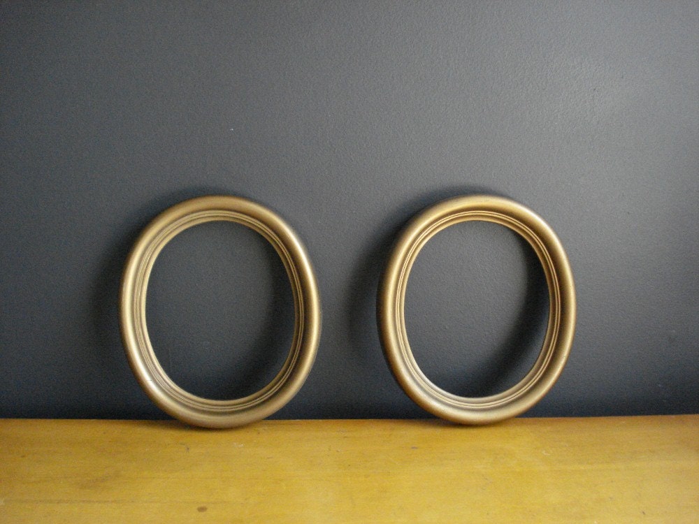 Sweet Oval Frames - Pair of Vintage Picture Frames