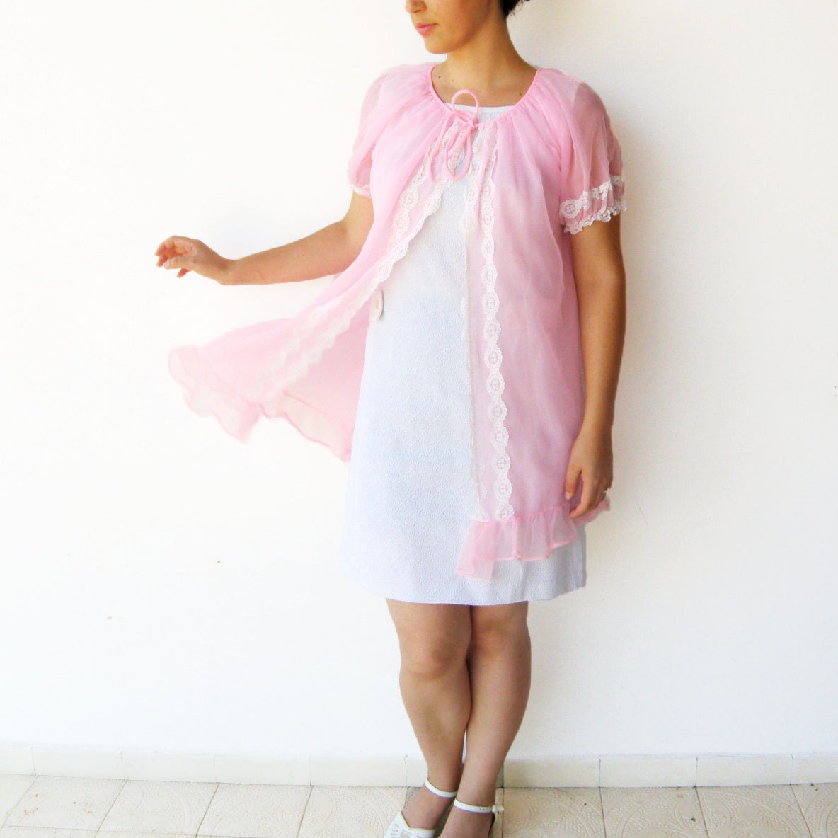 Vintage Candy Pink Short Chiffon and Lace Peignoir Robe