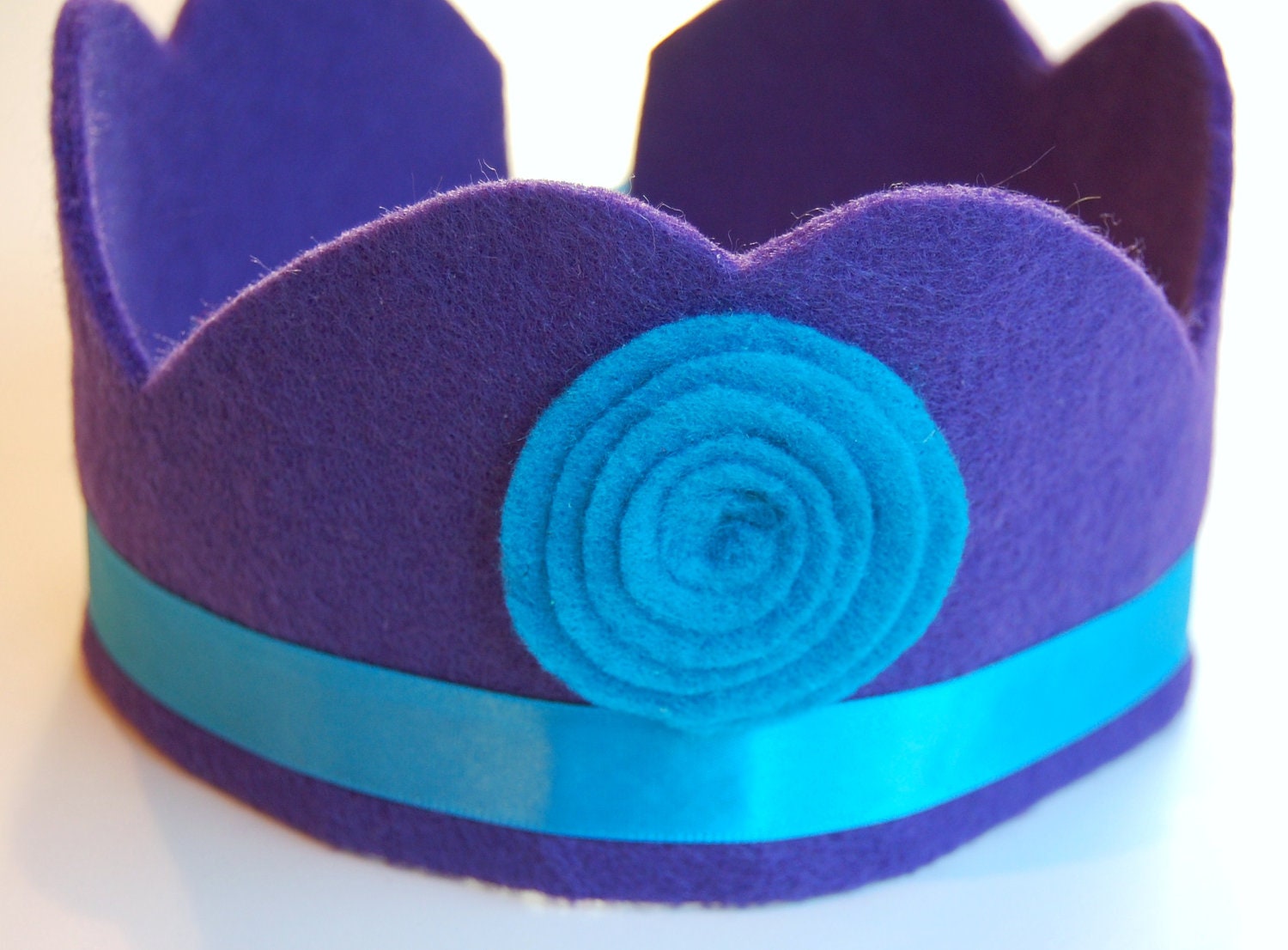 eco friendly layne felt crown with rosette and adjustable tie. your choice of crown, rosette, and ribbon colors. party, play, pretend.
