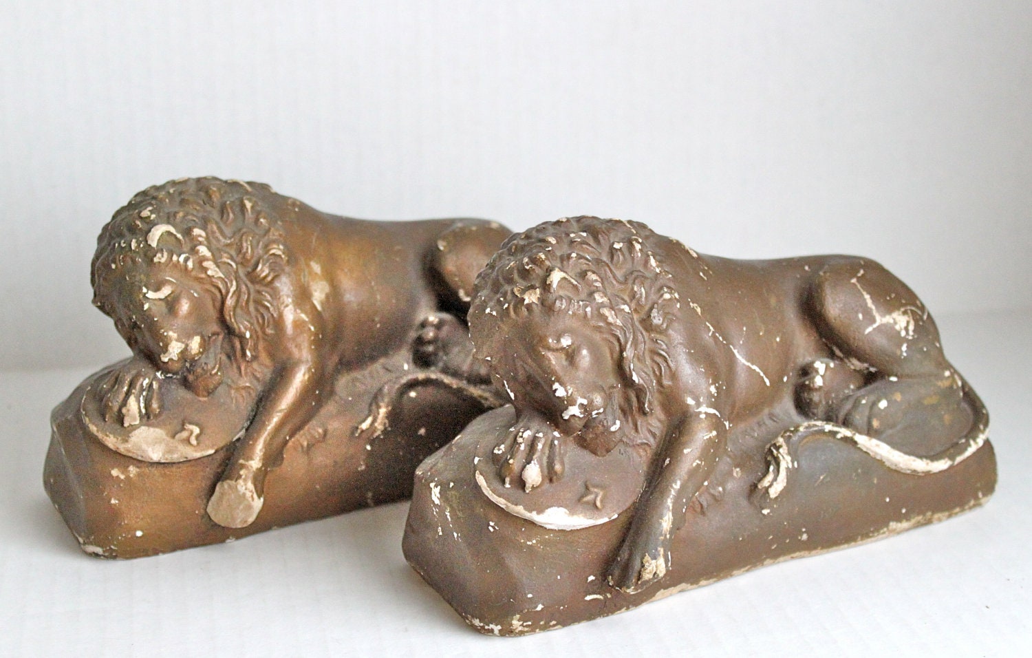 vintage sleeping lion chalkware bookends // shabby cottage chic // distressed fleur de lis