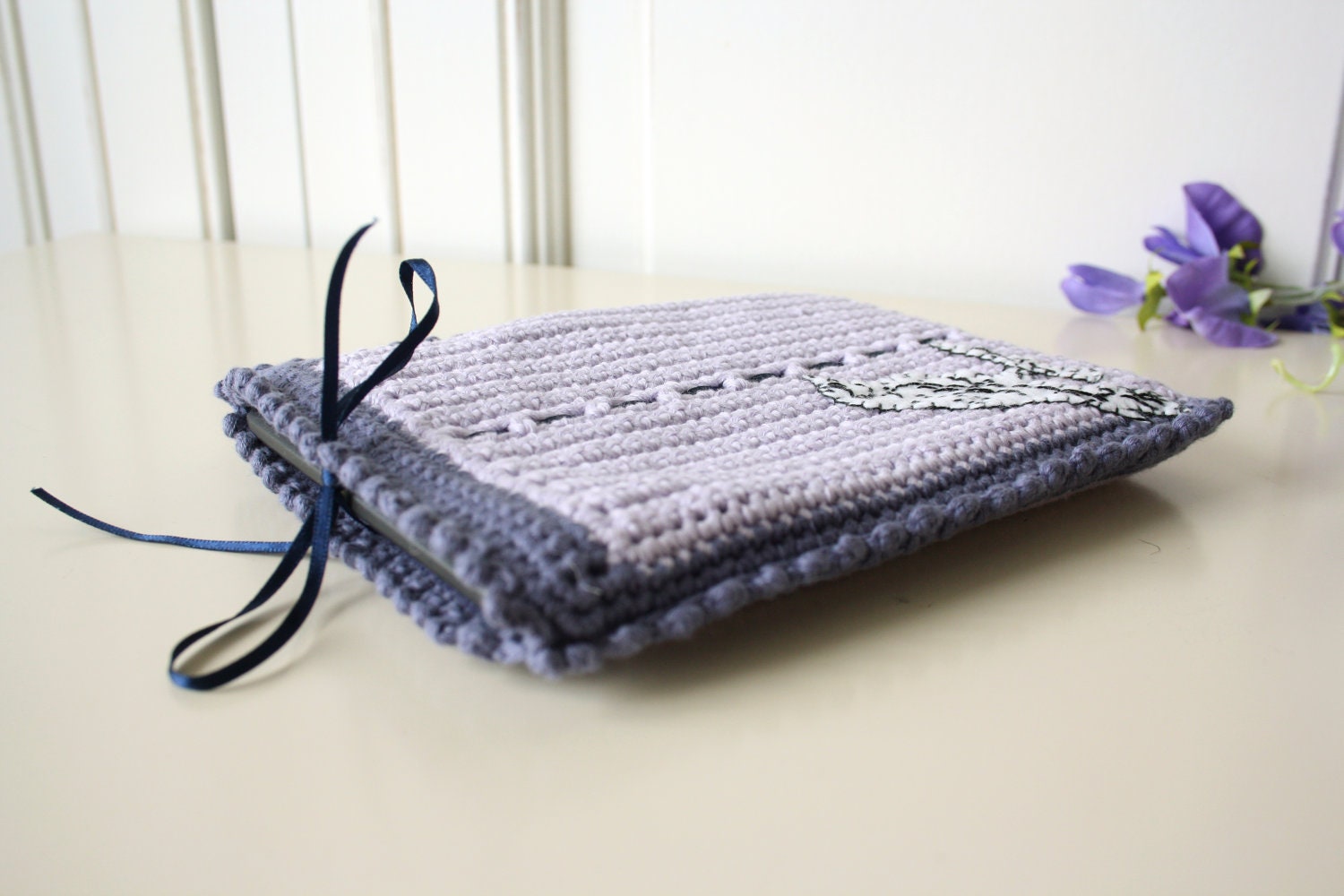 Crochet Kindle e-reader Pouch with Felt Bird Detail