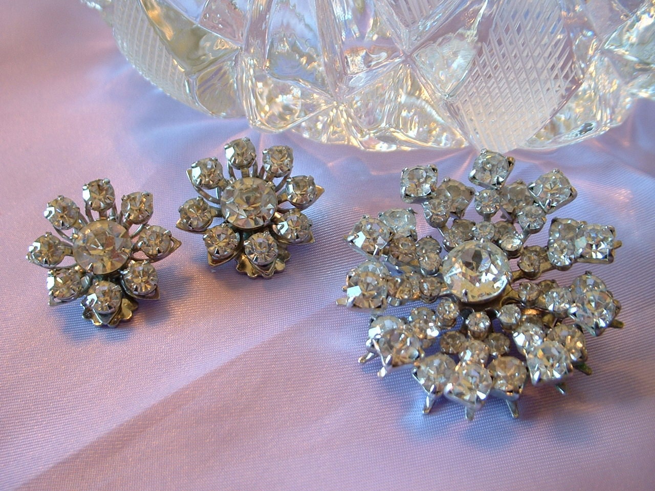 Vintag Rhinestone Starburst Snowflake Pin Earring Set Handset Rodium Plated Mid Century Classic