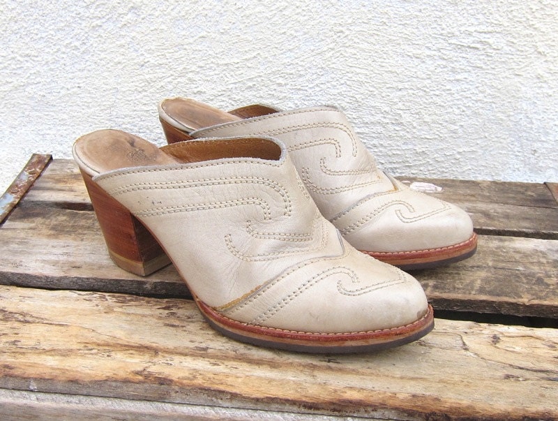Vintage Biege Embroidered Southwestern Leather Wooden Mules Ladies Size 7