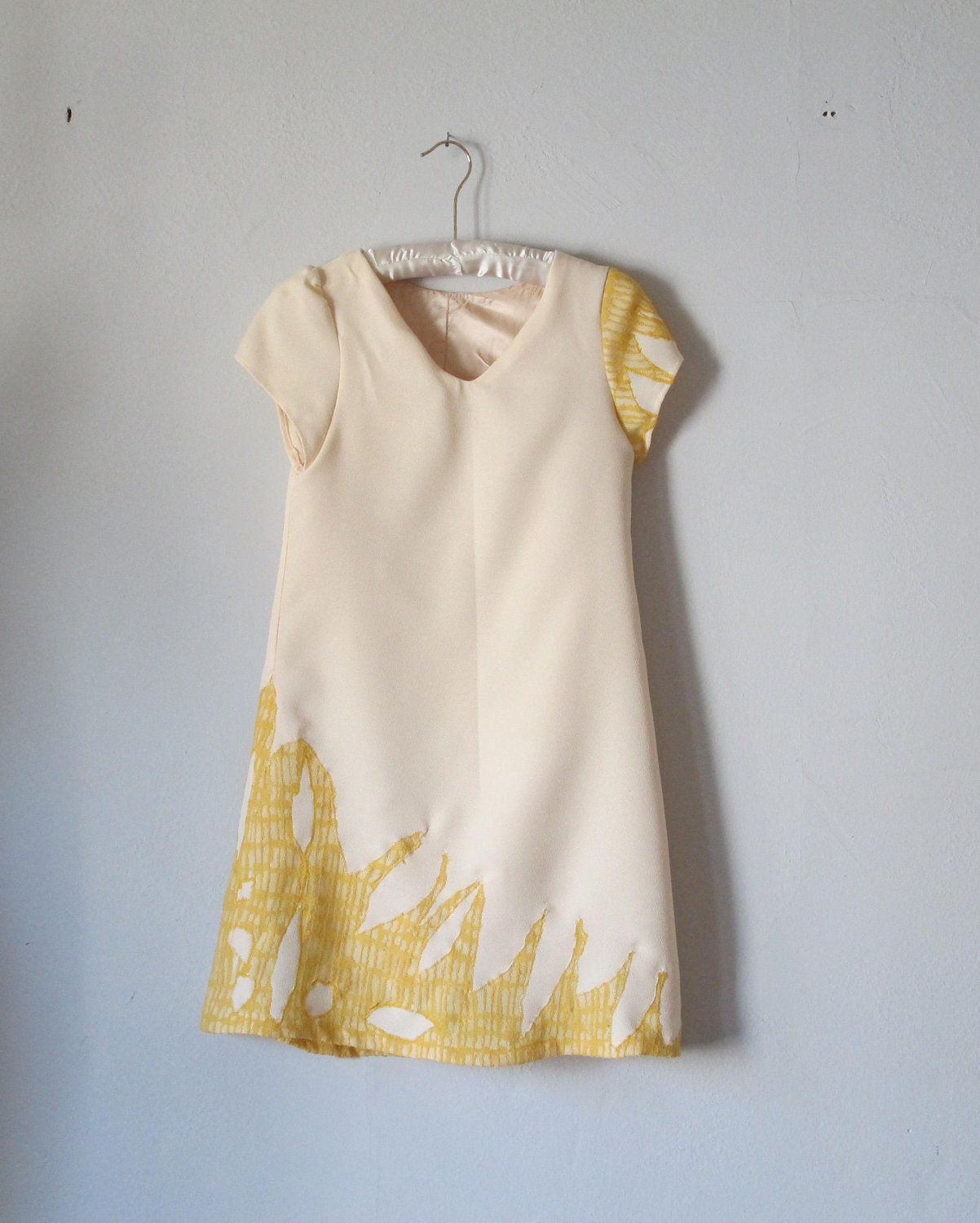 vintage dress / hand made / creme / yellow lace ornaments / A line / Vneck / XS