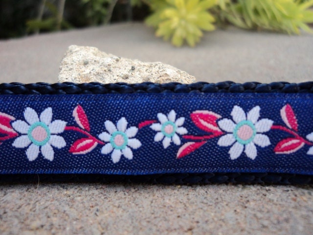 Small Breed Dog Collar Adjustable Quick Release 3/4" / Daisy Pink Leaf