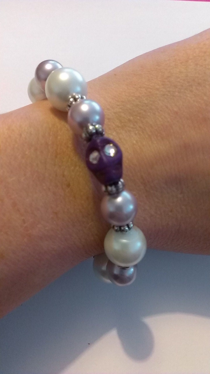 Crystal Eyes Purple Howlite Gemstone Skull and Peace Charms Lilac/Cream Pearl Bracelet