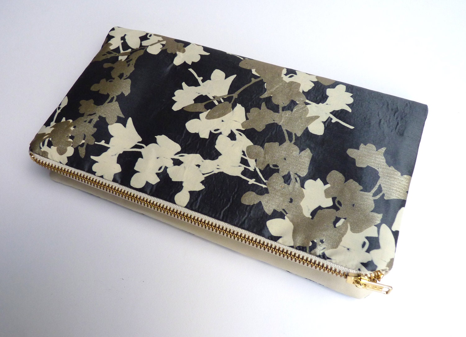 1 bag, 6 ways to style. Cream leather and metallic silk clutch bag