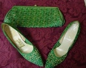 Awesome Vintage 50s Kelly Green embroidered Metal Tip Stilettos with matching purse