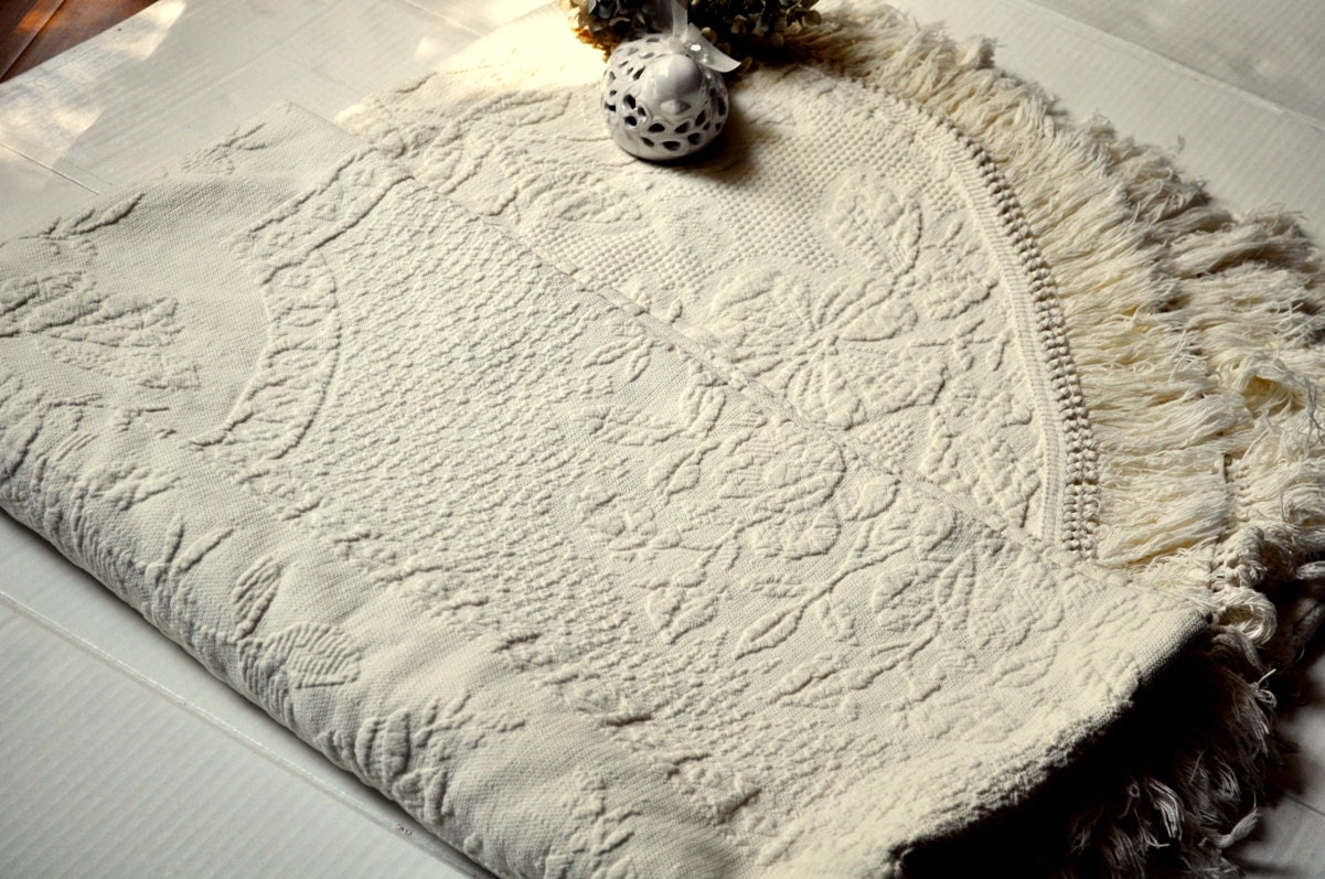 Vintage Matelasse Bedspread Bed Linens Cream Coverlet Full Queen Fringed Embossed Pattern Blanket Bedding