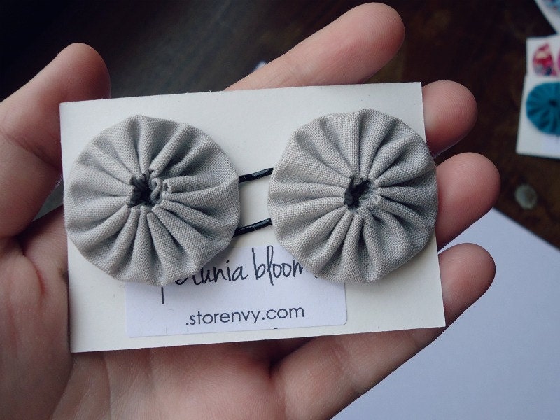 yoyo hair pins // dress up your hair // lightest grey