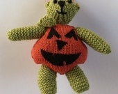 Pumpkin Bear: Knitted toy bear in a pumpkin costume