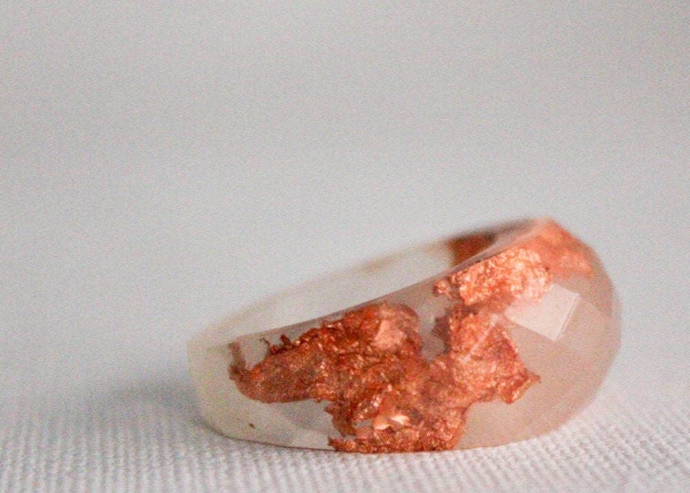 pale rose copper size 8 multifaceted eco resin ring with suspended copper flakes