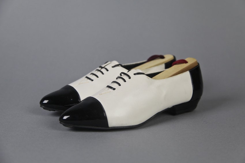 vintage shoes, 1980's black and white pointed toe oxford flats, size 7.5, 38