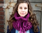 Le Chunky Everyday Cowl - Col de crochet présenté en Fuchsia Foncé