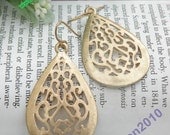 Pretty retro gold drop shape with vine pattern earrings pendant vintage style