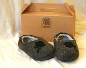 Grey felt slippers with black roses decors