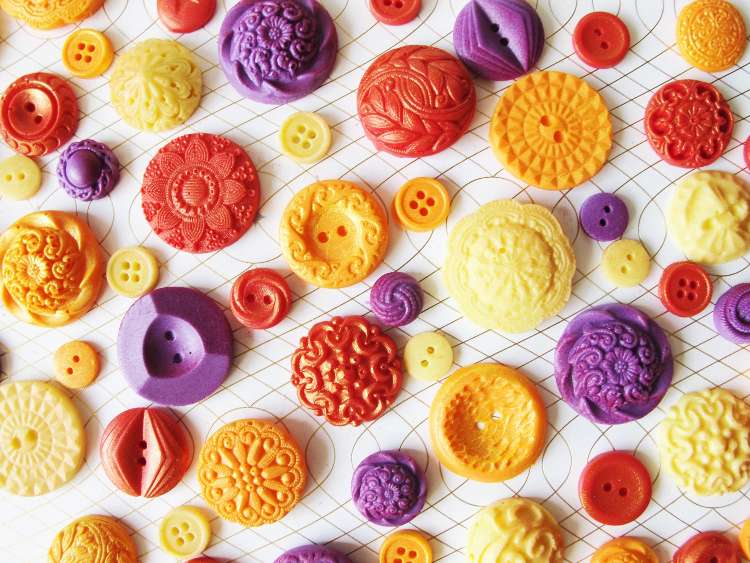 25 Edible Chocolate Buttons: Autumn Series