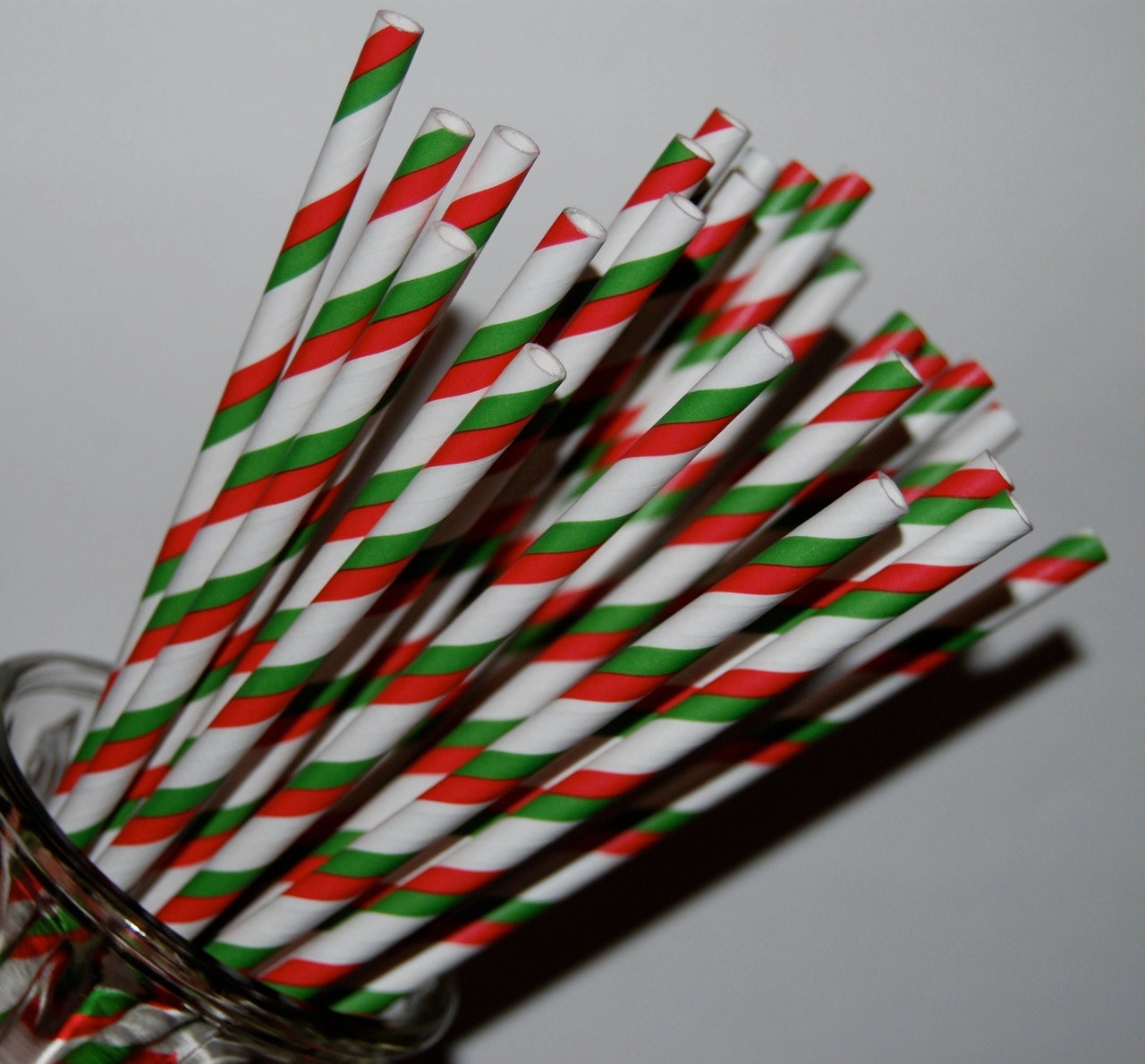 25 red and green Christmas Holiday  double stripe paper straws   with FREE Blank Flags   See - "Personalized" flag option.
