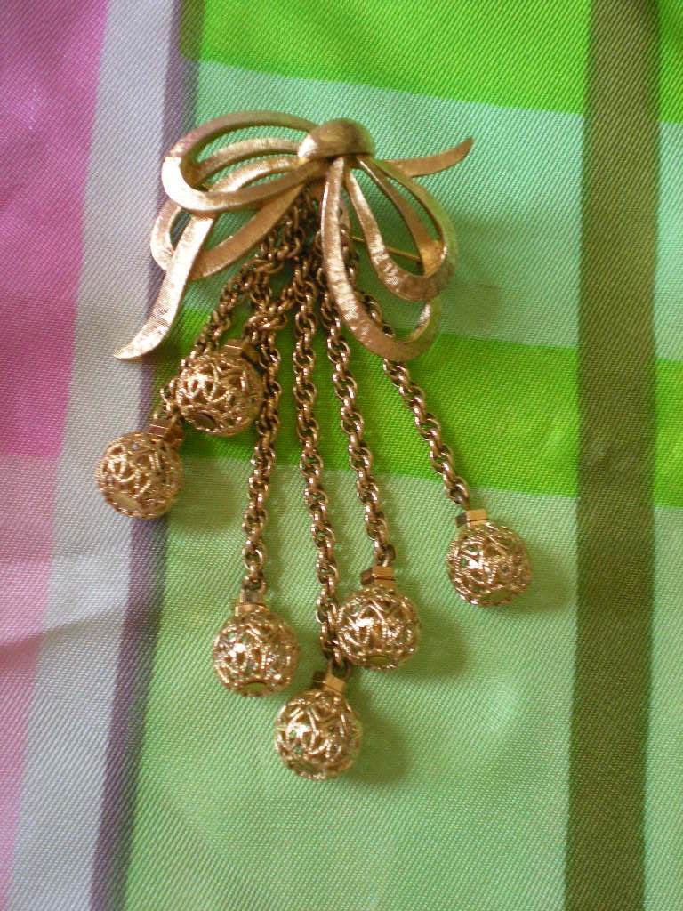 Vtg Monet Brooch of Double Goldtone Bows with Dangles