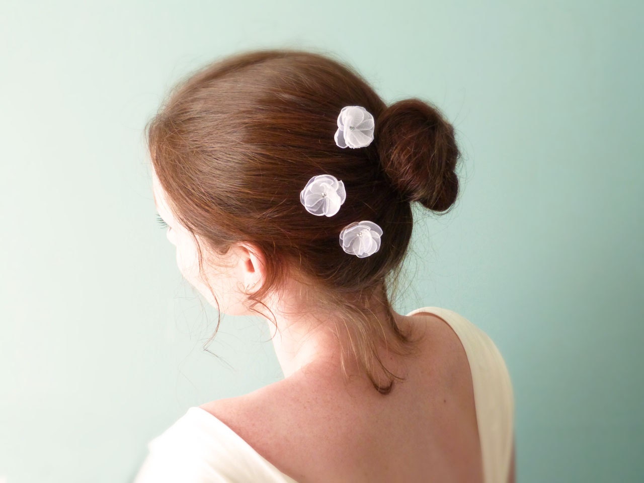 White organza flower hair sticks with Swarovski rhinestones Wedding accessories OOAK by Jye, Hand-made in France - Joliejye