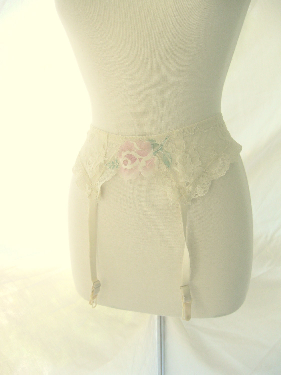 Vintage Lace Rose Garter Belt Size Small by darlingtoniavintage