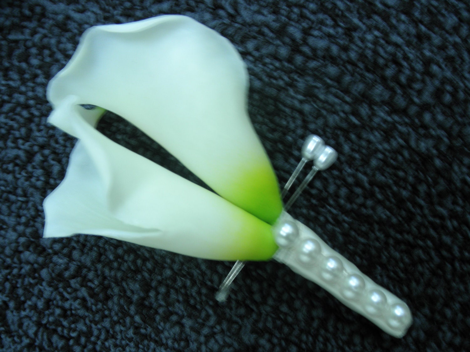 Set of 4 Calla Boutonniere for Groom Wedding Bridal Flowers. REAL TOUCH Cala Lilies. Genuine Austrian Crystals. Faux pearls.