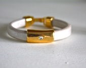 Regaliz leather bracelet in pearl white with gold slide bead with rhinestone and gold clasp