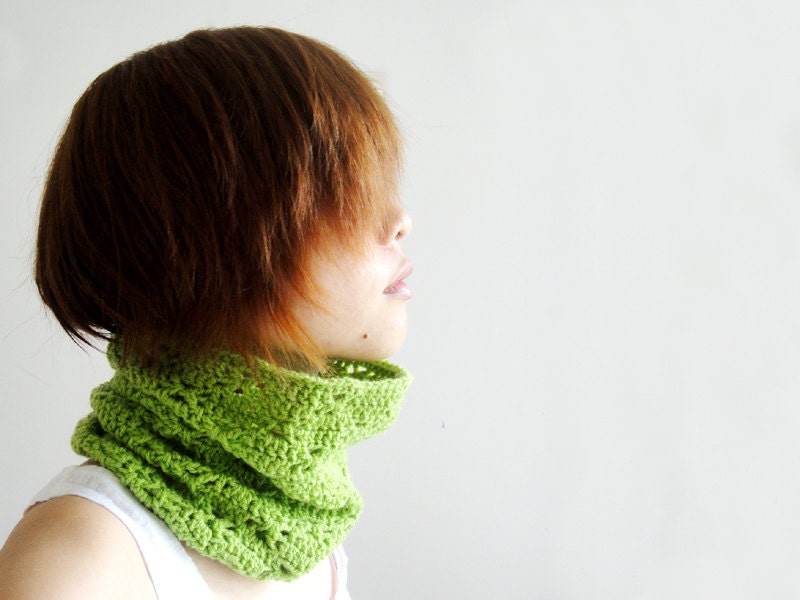 Crochet Cowl in Green, Crochet Tube Scarves, Crocheted Neckwarmer, Spring Accessories, Spring Fashion