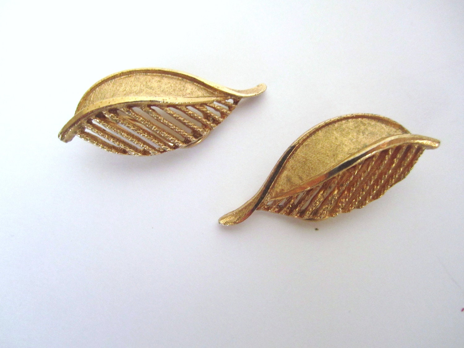 Vintage 1950s Signed BSK gold Toned Clip On LEAF Earrings // B.S.K. // 50s // clips // clipons // Fall // Autumn // Falling Leaves