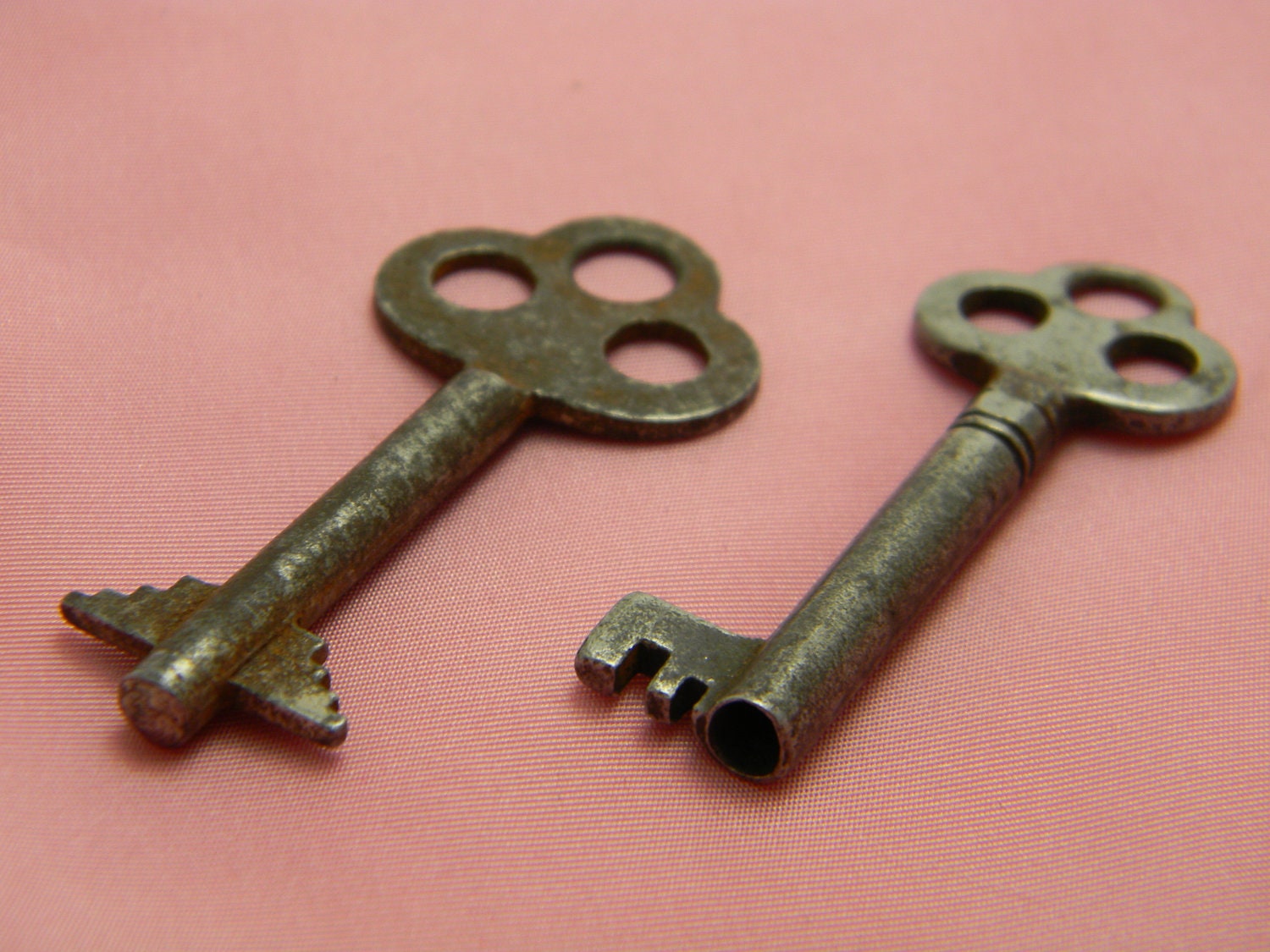 Clover head vintage skeleton key pair silver tone patina