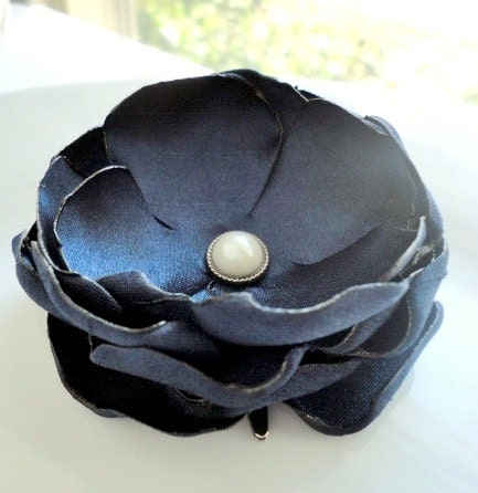 Navy Bridal Flower Hair Clip, Navy Blue and White Ivory Pearl Center, Bridesmaid Accessories, Bridal Party Gift, Simple