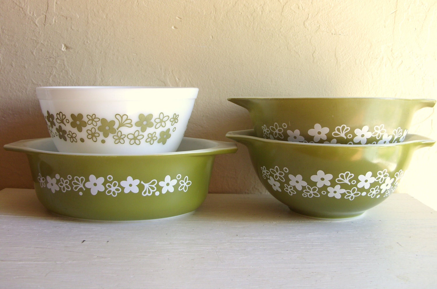 Set of 4 Vintage Pyrex Bowls Avocado Green White by VintageNChic
