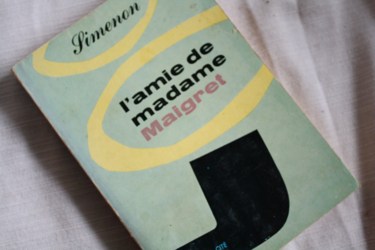 French Mystery Novel - L'amie de Madame Maigret