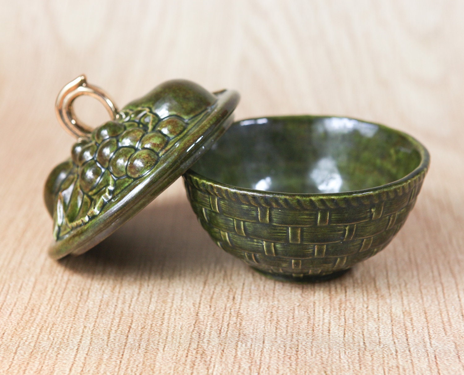 Vintage Avocado Green Ceramic Trinket bowl w/ lid, Basket weave pattern base, grapes, fruit pattern lid w/ gold gilded handle