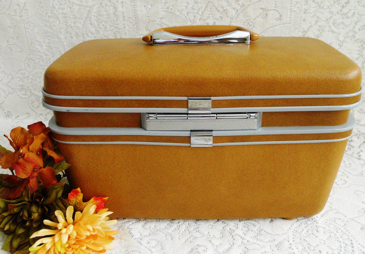 Road Trip Anyone. Samsonite Train Case Carry-on Luggage.