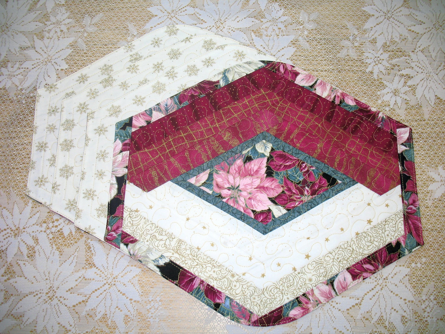 Quilted Placemat Burgundy Poinsettia  Reversible 4 set 123