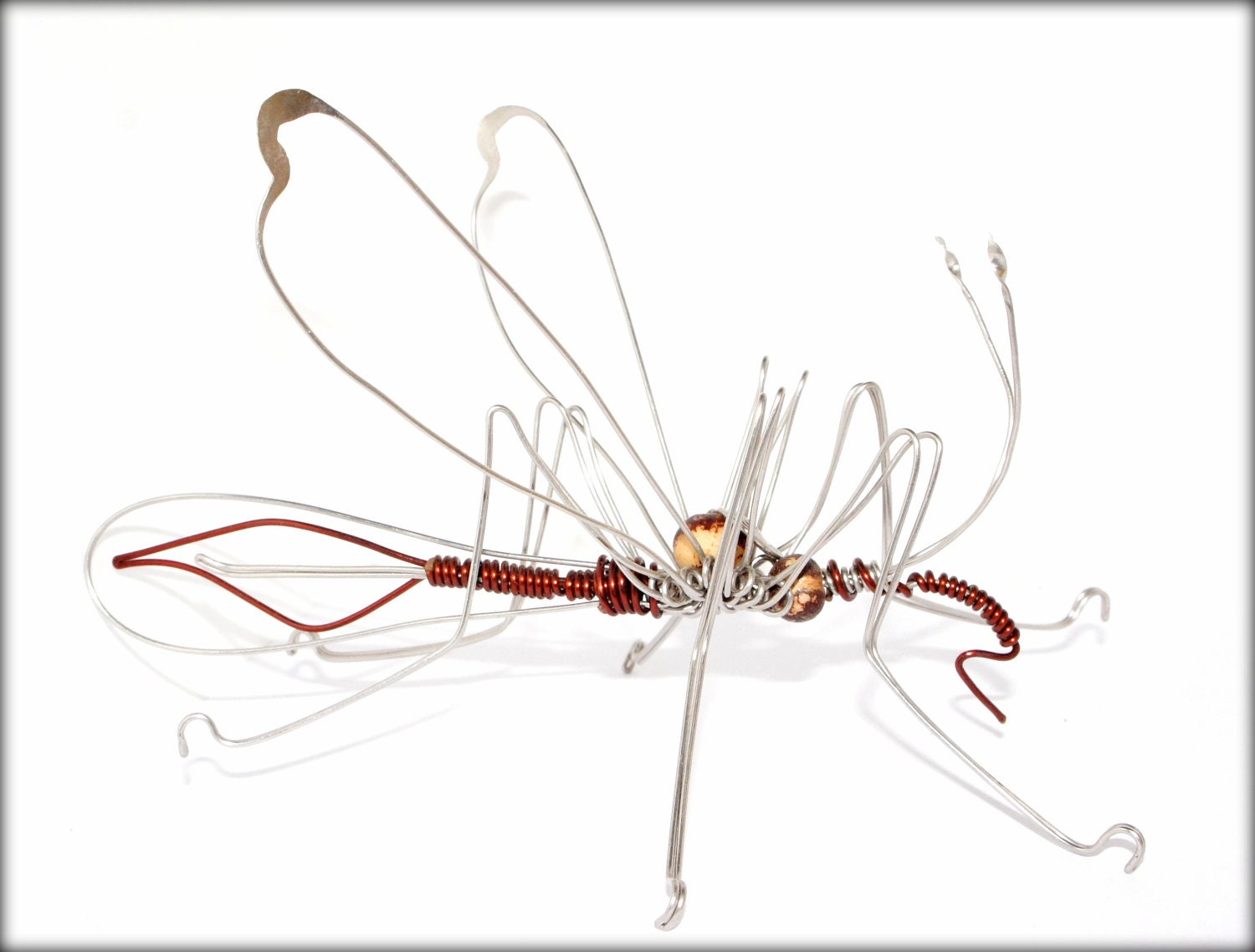 mosquito wire sculpture made of stainless steel and enameled copper - raizesimaginarias