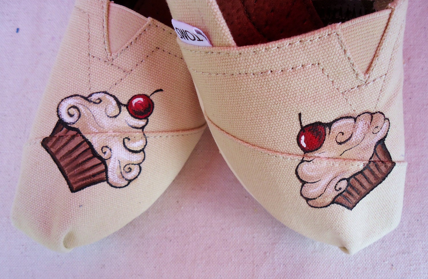 Chocolate & Vanilla Cupcake TOMS