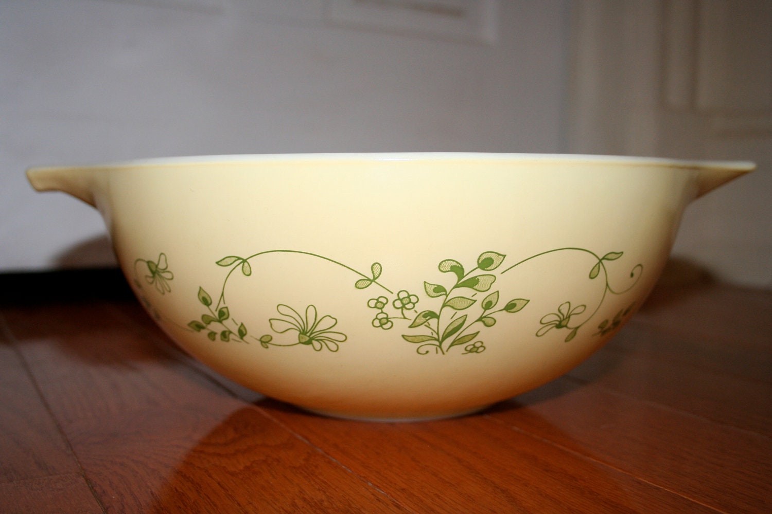Pyrex Shenandoah Large 444 Mixing Bowl in Yellow with Green Leaves
