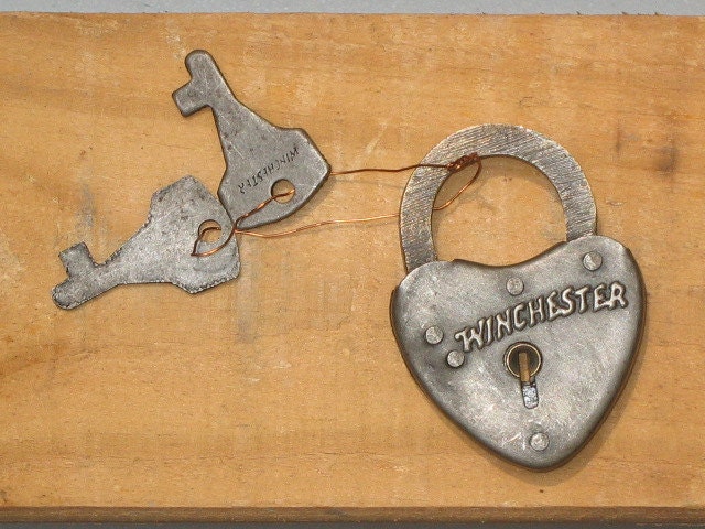 Authentic ANTIQUE (not a repo) -- Winchester heart shaped lock/2 keys
