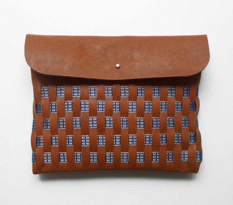 LARGE WOVEN CLUTCH // brown leather