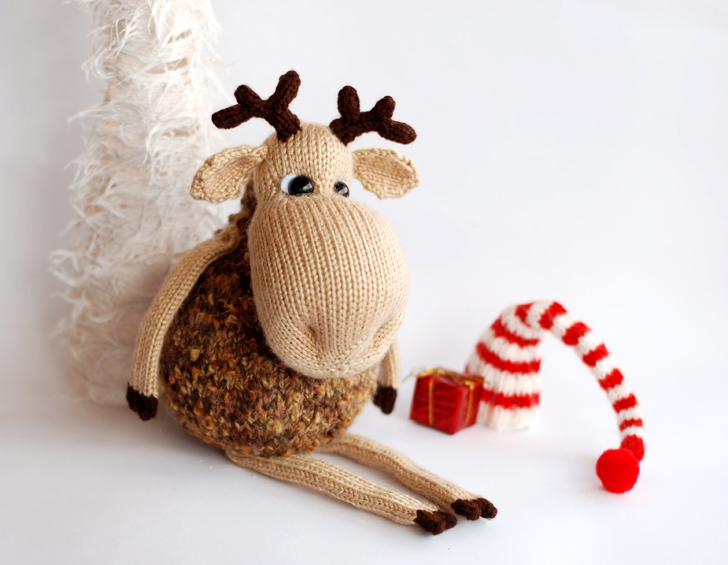 Pop-eyed Elk - knitted toy