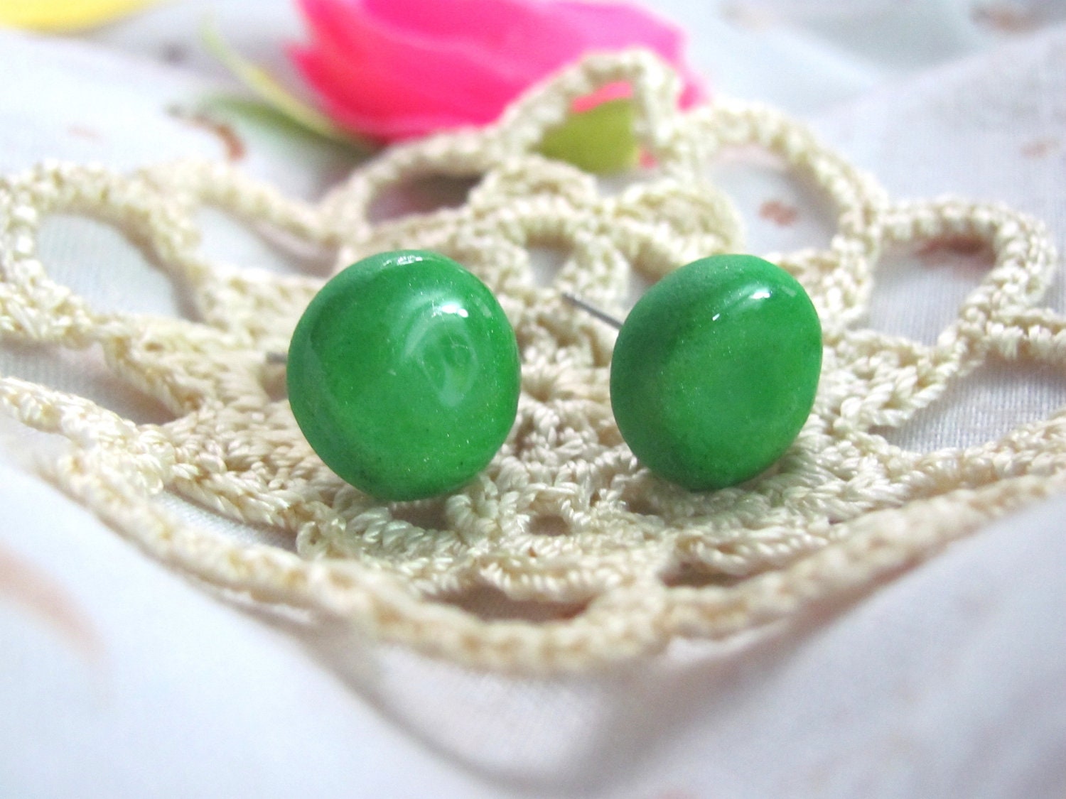 Lime - A pair of round stud earrings