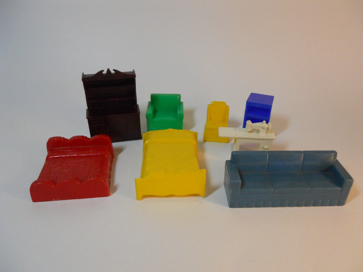 Plastic dollhouse furniture, Mar