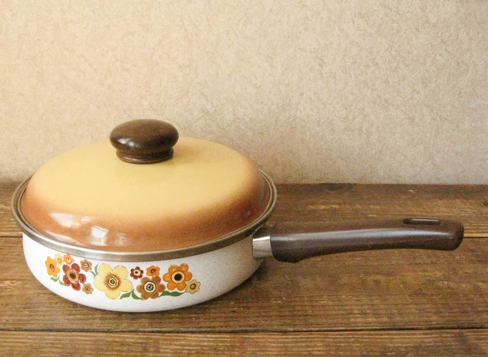 Vintage enamelware saucepan pot with lid - Retro autumn flowers